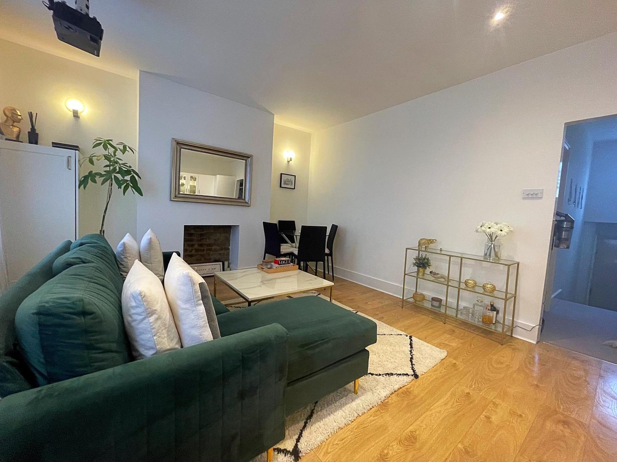 Queen Bedroom In Maida Vale London Exterior photo